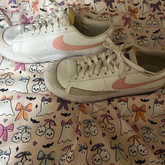Nike White and Pink Women's Sneakers - Picture 2 of 5